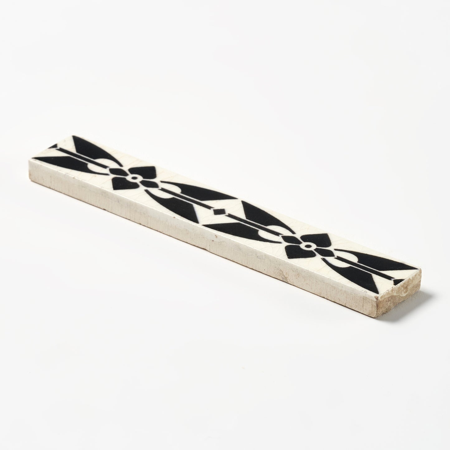 1940s Wide Black & White Floral Trim Tile