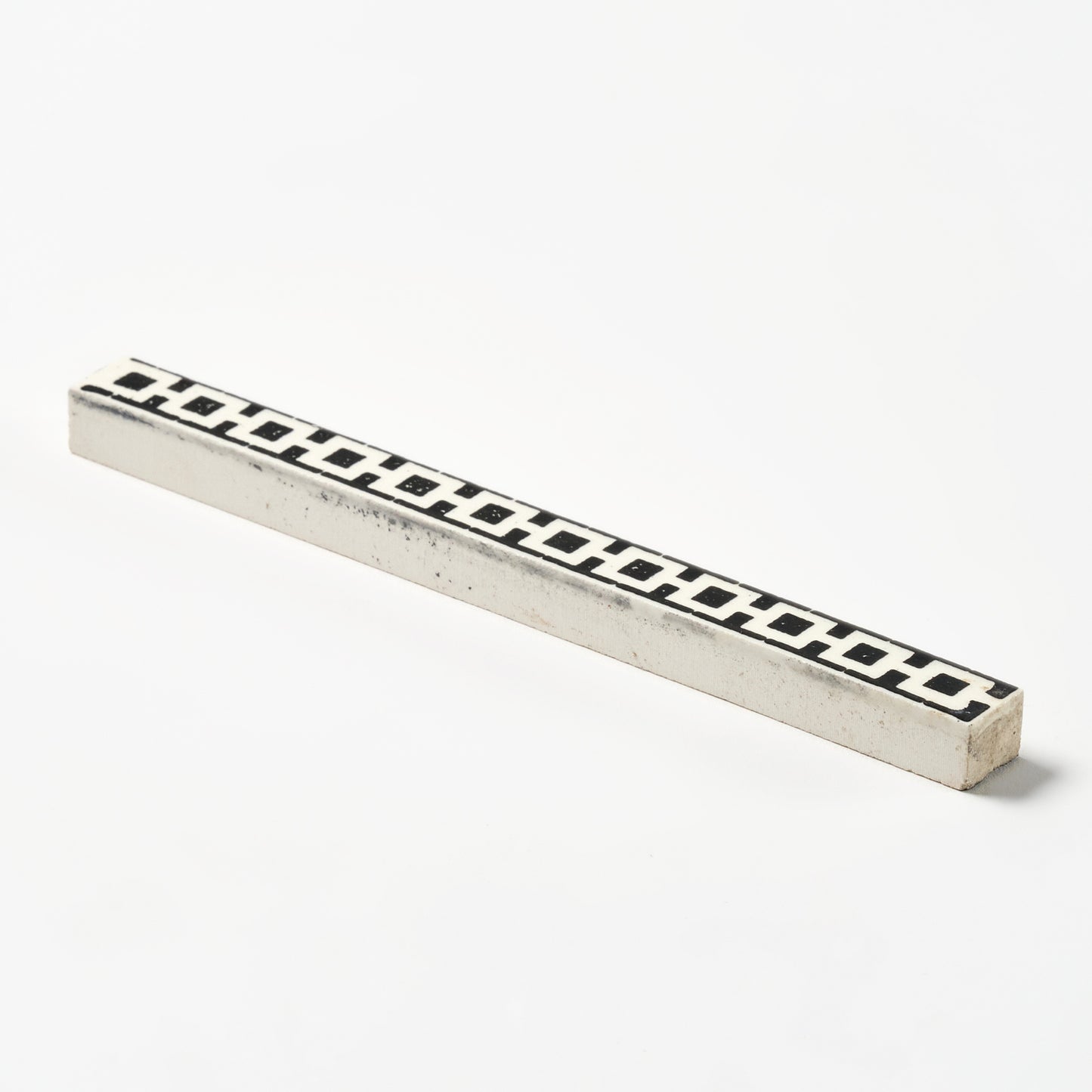 1920s Suntile Black & White Chain Trim Tile