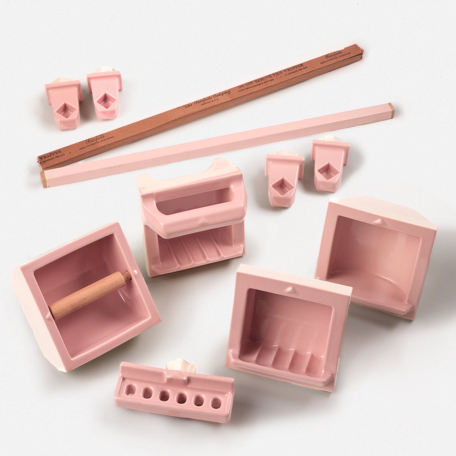 Vintage Light Pink Bathroom Accessories