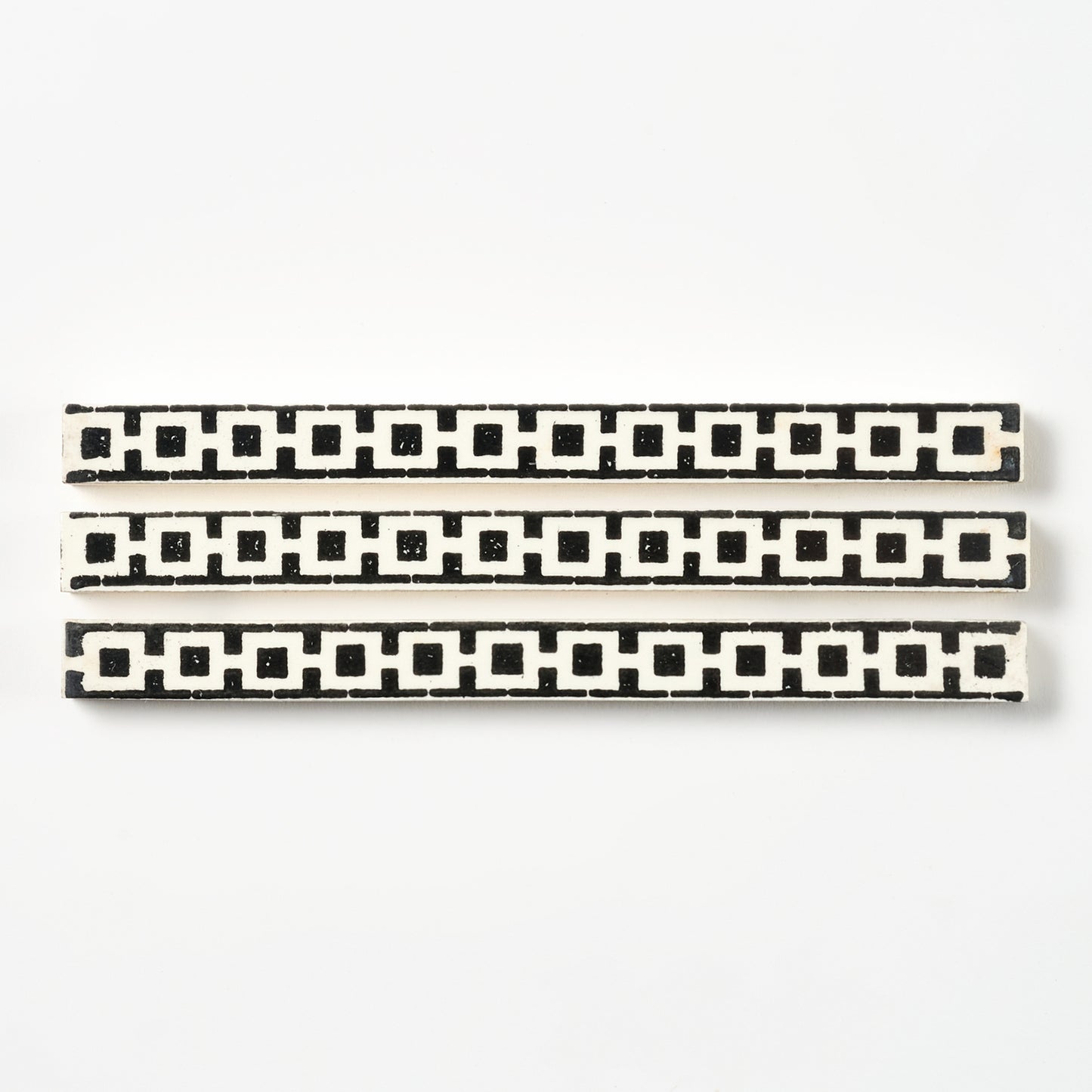 1920s Suntile Black & White Chain Trim Tile